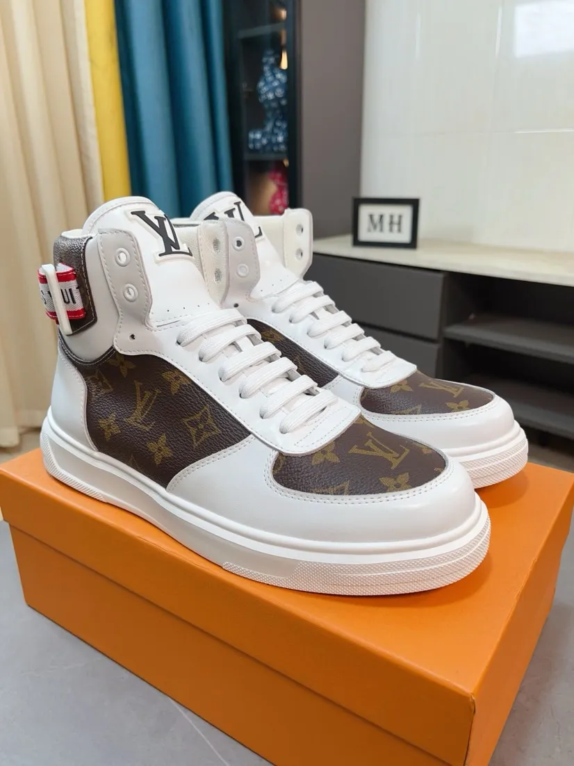 Men's shoes 💰440🌹🌹【LOUIS VUITTON】Same style on Louis Vuitton* official website🚹Men's high-top casual shoes❤️Same style as popular celebrities and big names ~ Best-selling at home and abroad Lv focuses on the checkerboard series...Imported first-layer cowhide with special fabrics➕Full sheep leather lining➕Brand-specific hollow outsole💎Produced by OEM The highest version🔍🔍Number of codes: 38-44,